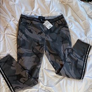 Kendal and Kylie camo jegings.